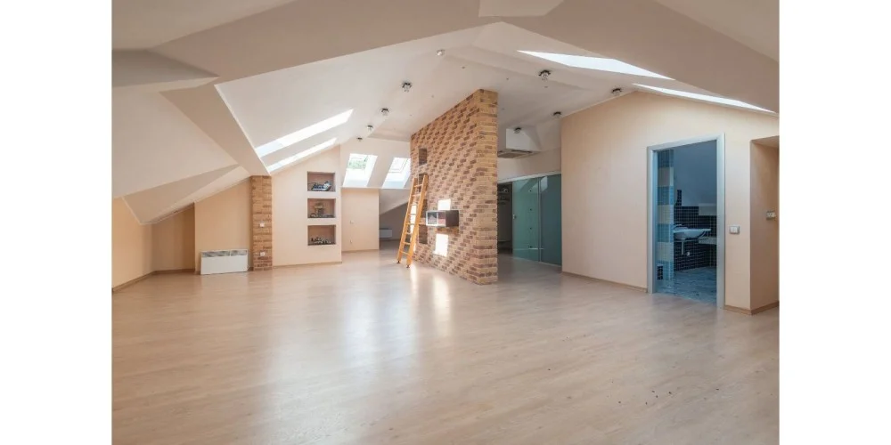 Amenajarea mansardei – Cum să valorifici la maxim potențialul spațiului din podul casei pentru o cameră suplimentară în locuința ta?