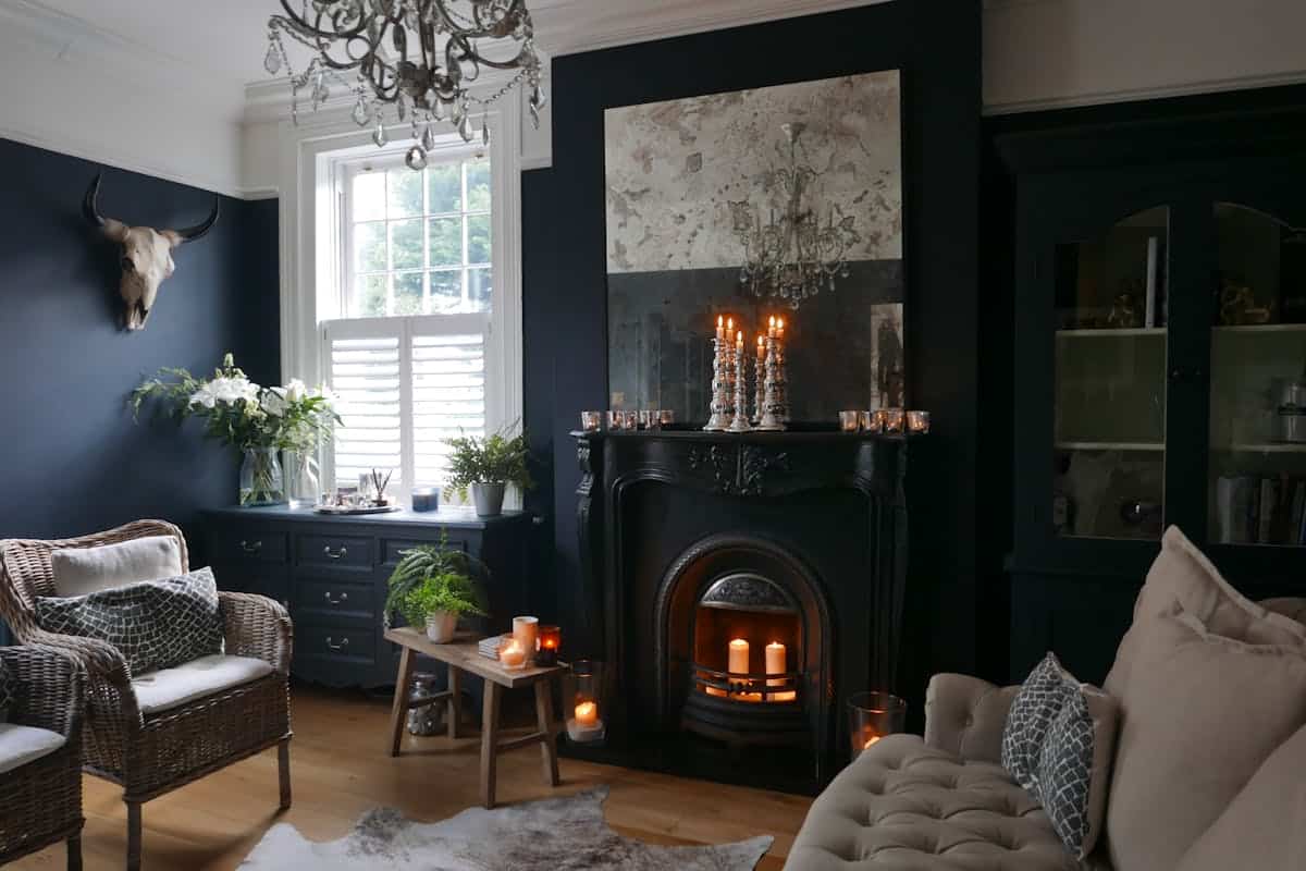 4. Caracteristicile stilului baroc - cum îți poți amenaja locuința în stilul baroc- sufragerie amenajata cu tonuri negre, semineu, canapea, lumanari-min