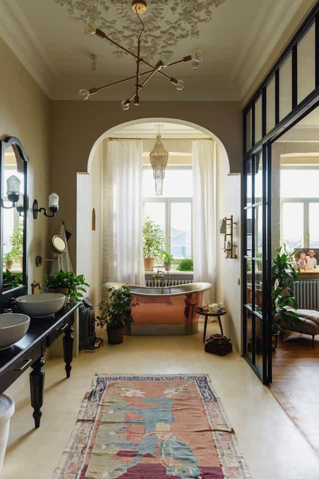 4. Caracteristicile stilului baroc - cum îți poți amenaja locuința în stilul baroc- baie amenajata in stil baroc, cu cada, chiuveta, covoare-min