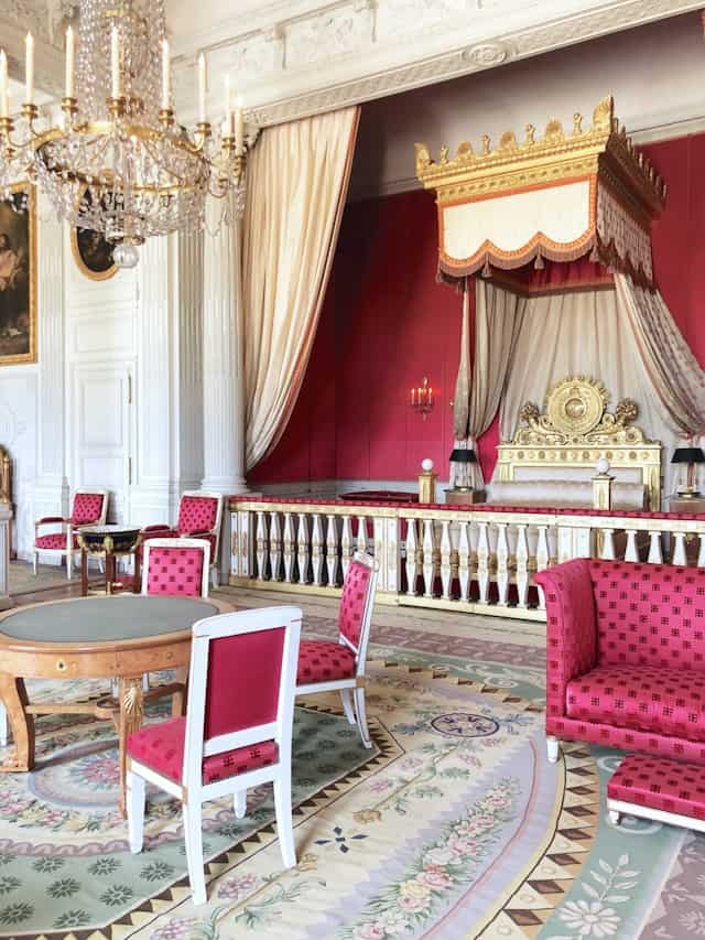 4. Caracteristicile stilului baroc - cum îți poți amenaja locuința în stilul baroc- dormitor inclus cu living in tonuri rosii, masa, pat-min